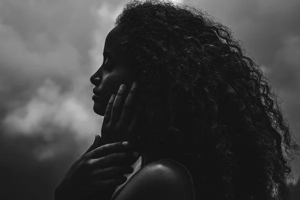 Retrato monocromático de mulher negra — Fotografia de Stock