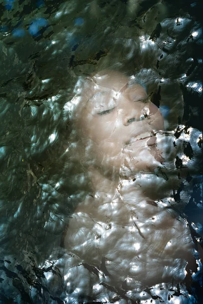 Ritratto multiesposizione di donna nera e acqua — Foto Stock
