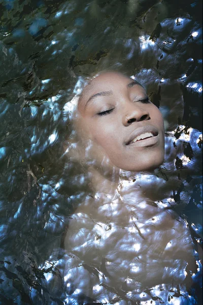 Multiexposición de la cara femenina negra y el agua —  Fotos de Stock