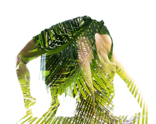 Silhouette femme combinée avec des feuilles de palmier — Photo