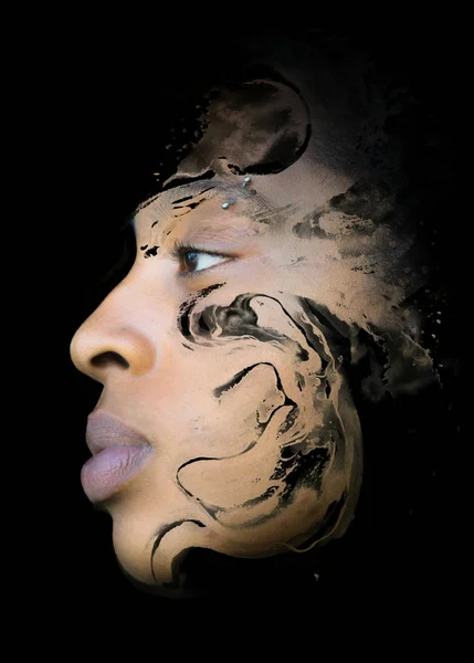 Woman twarz w połączeniu z malowaniem — Zdjęcie stockowe