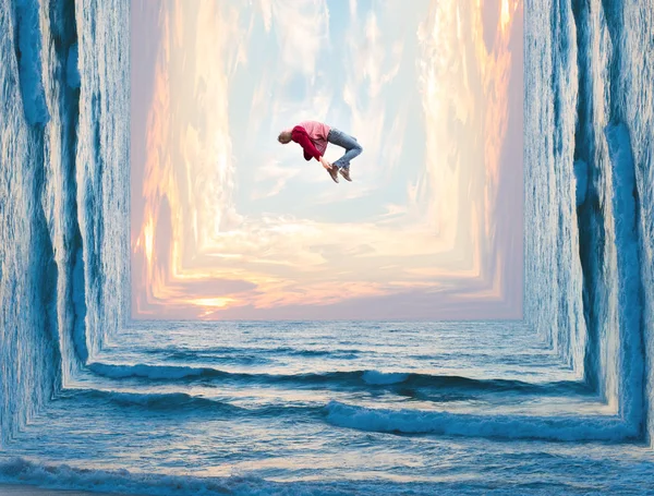 Zwevende man omgeven door zee — Stockfoto