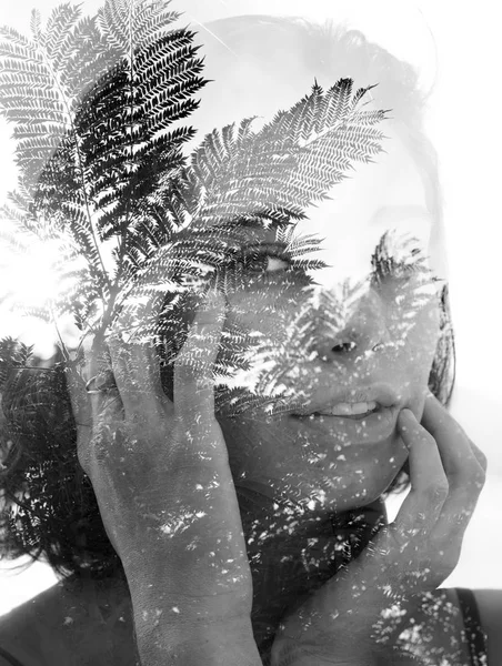 Kadın yüz ağaç yaprakları ile kombine — Stok fotoğraf
