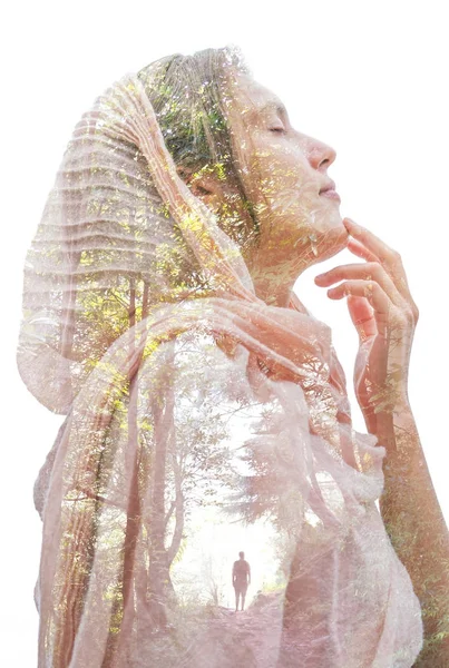Женщина в шарфе в сочетании с ветвями деревьев — стоковое фото