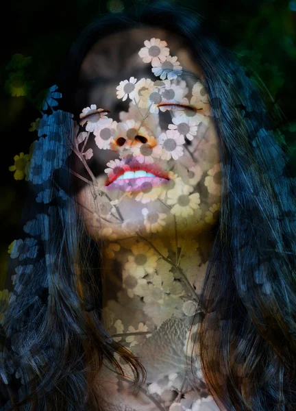 花と組み合わせて女性の顔 — ストック写真