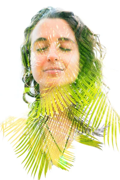 Face feminina combinada com folhas de palma — Fotografia de Stock