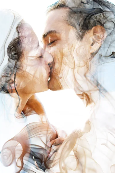 煙と組み合わせてカップルのキス — ストック写真