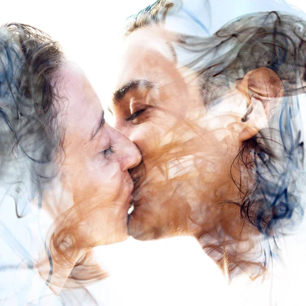 Φιλί ζευγάρι σε συνδυασμό με τον καπνό — Φωτογραφία Αρχείου