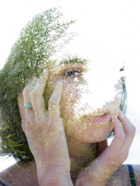 Dalları doku karıştırma saçlı güzel kadın portresi çift pozlama 