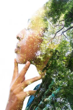 Genç doğal kadın ve ağaçlar güneş ışığı altında çift pozlama 