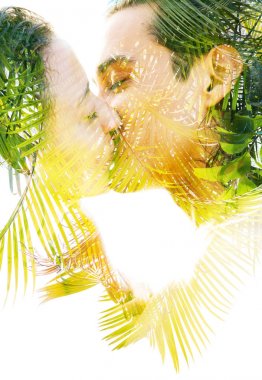 Islak siyah saçlı öpüşme, yaz aşk kavramı iki mutlu insanların çift pozlama 