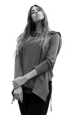 Uzun dalgalı saçları ve elleri olan güzel bir kızın portresi.