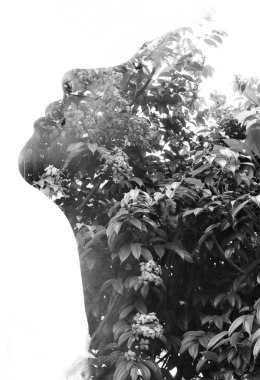 Kusursuz genç bir huzurlu kız çift pozlama portre 