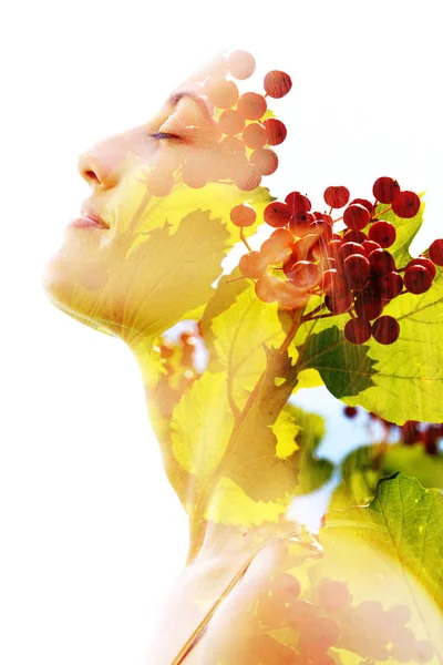 Dubbel belichtings Profiel van een natuurlijke schoonheid met rijpe rode vruchten — Stockfoto