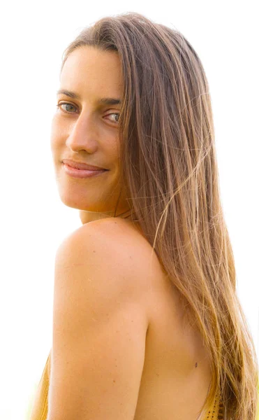 Portret van een jonge natuurlijke schoonheid met lang haar en lange schouder f — Stockfoto