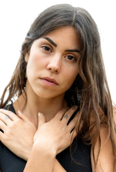 Portrait d'une belle jeune fille aux cheveux longs ondulés qui coule o — Photo