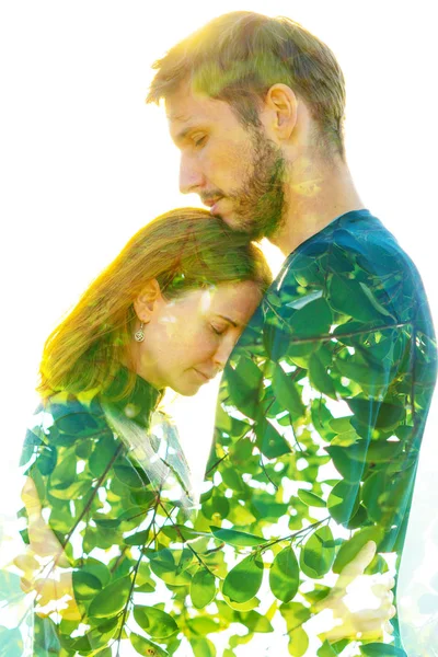 明るいと組み合わせた美しい若いカップルの二重露光 — ストック写真