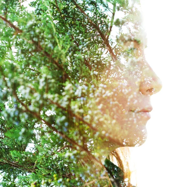 Doppia esposizione profilo ritratto di una bella donna con un ser — Foto Stock