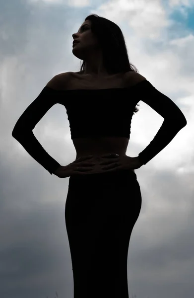 Porträtt av en ung, elegant, flicka med en lång klänning och vass f — Stockfoto