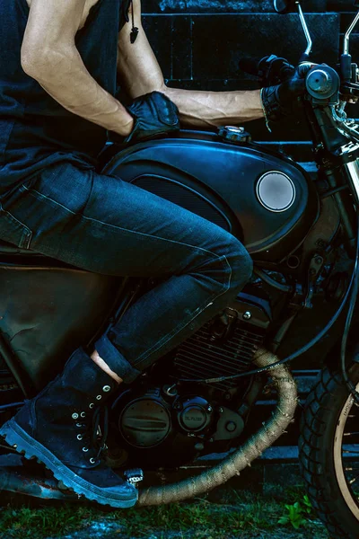 Adventurer His Black Motorcycle — Stock Photo, Image
