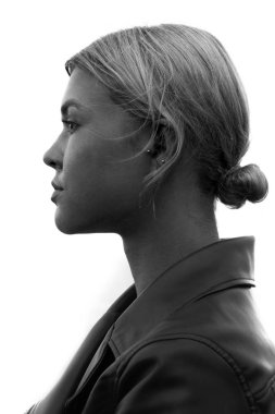 Çekici, sarışın bir kadının profil portresi.