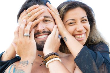 Genç melez aşıklar birbirlerini seviyorlar. 