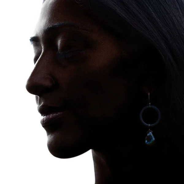 머리가 길고 STR 이라는 매력적 인 여성의 초상을 클로즈업 한 사진 — 스톡 사진