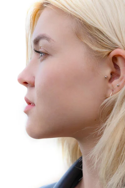 Close-up profiel portret van een aantrekkelijke, vrouw met blond ha — Stockfoto