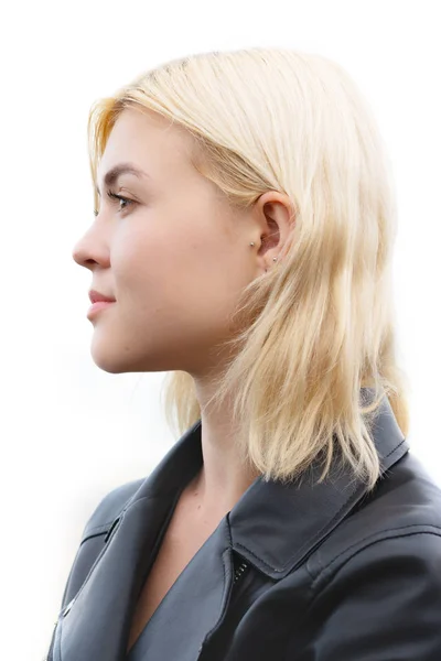 Закрыть профиль портрета привлекательной женщины с блондинкой — стоковое фото