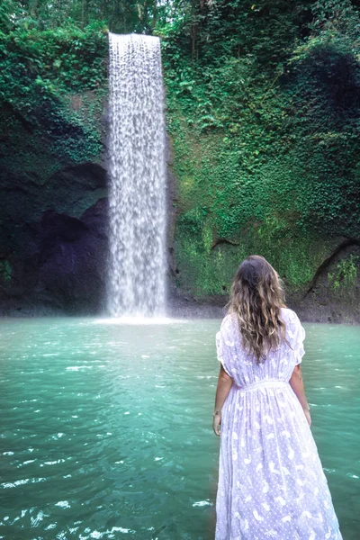 Junge Frau Genießt Den Blick Auf Einen Wasserfall — Stockfoto