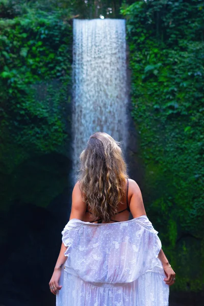 滝の景色を楽しむ若い女性 — ストック写真