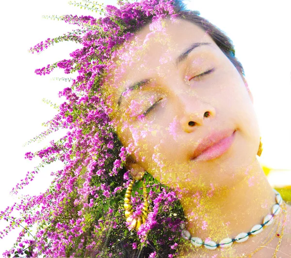 Retrato de doble exposición de una belleza natural joven y relajada con —  Fotos de Stock