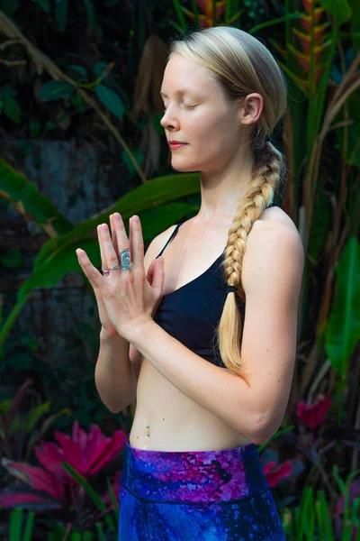 Attractive Lady Practicing Yoga Garden — ストック写真