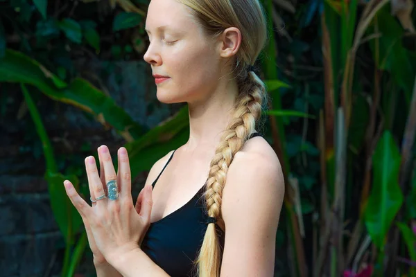 Aantrekkelijke Dame Die Yoga Beoefent Tuin — Stockfoto