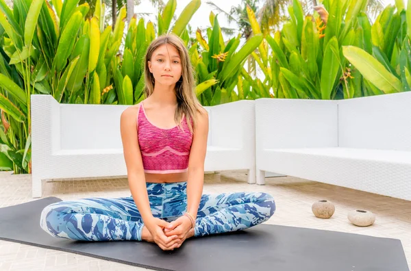 Junges Mädchen Beim Yoga Garten — Stockfoto