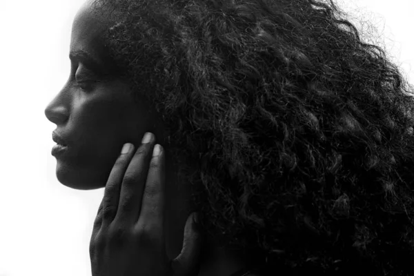 Close up portrait of an attractive dark skinned woman with long — Stock Photo, Image