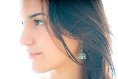 Uzun düz saçlı ve koyu renk gözlü çekici bir kadının profil portresi.