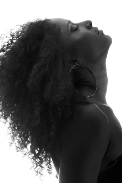 Portret egzotycznego naturalnego profilu piękności z czarnymi kręconymi włosami i gołymi ramionami — Zdjęcie stockowe