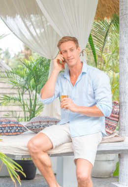 Kırmızı akıllı telefonlu genç adam..