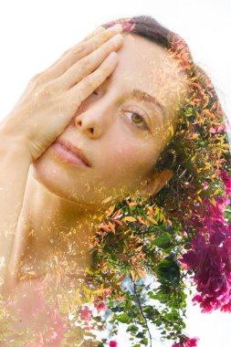 Genç bir güzel kadın interw çift pozlama yakın portre