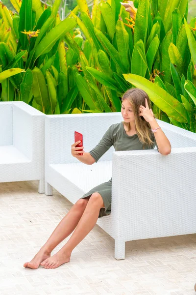 Jong Tiener Meisje Met Behulp Van Haar Smartphone — Stockfoto
