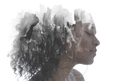 Çekici bir kadının portresi ve soyut mürekkep tablosu.