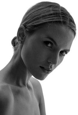 Beyaz arkaplanda bir portre