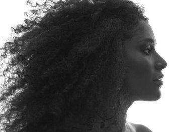 Beyaz arkaplanda bir portre