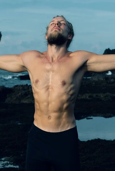 Athlete man practicing yoga outdoors photograph — Stock Photo, Image