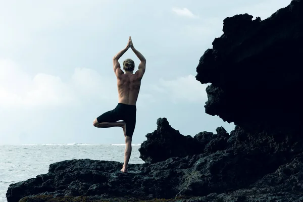 Atleet die yoga beoefent buiten foto — Stockfoto