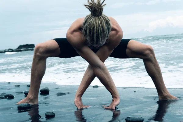 Спортсмен практикует йогу на открытом воздухе — стоковое фото