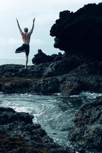Спортсмен практикует йогу на открытом воздухе — стоковое фото
