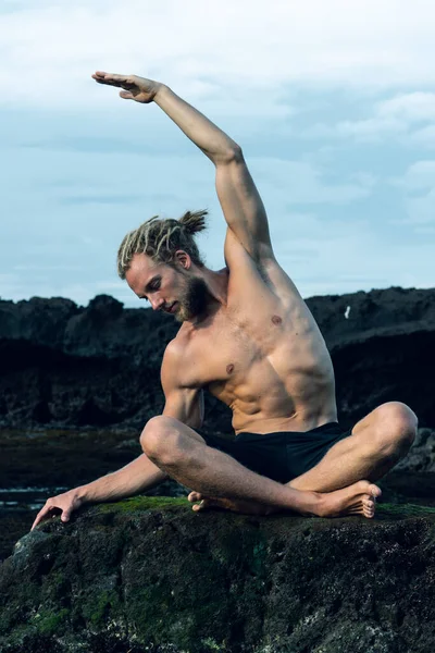 Athlete man practicing yoga outdoors photograph — Stock Photo, Image