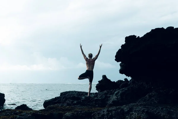 Atleet die yoga beoefent buiten foto — Stockfoto